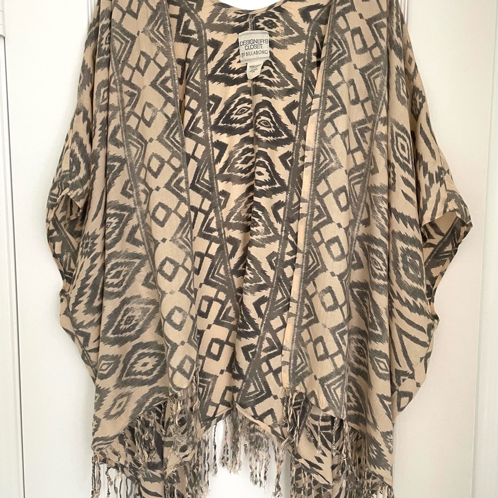 Designer’s Closet by Billabong Kimono Shawl. Gray & Cream. S/M.